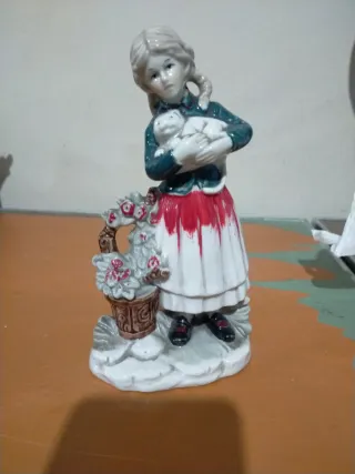 Figura porcelana niña y cordero