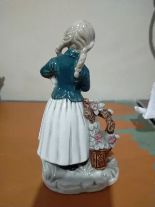 Figura porcelana niña y cordero