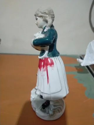 Figura porcelana niña y cordero