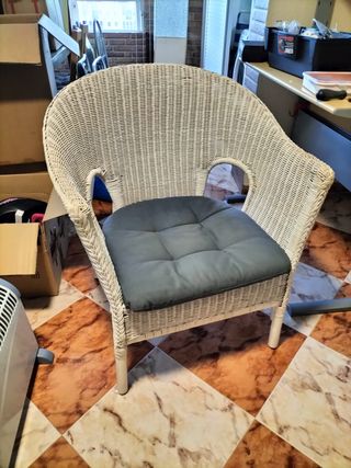Sillón de mimbre blanco con cojín gris
