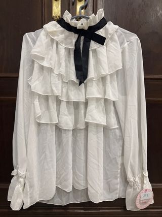 Blusa blanca elegante con volantes