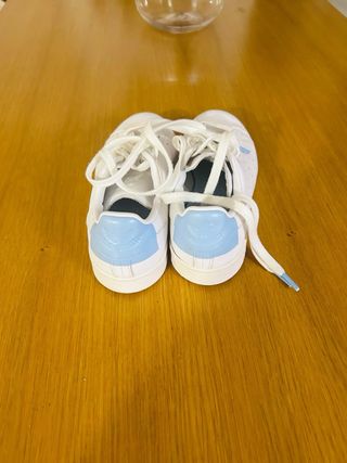 Zapatillas de piel blancas