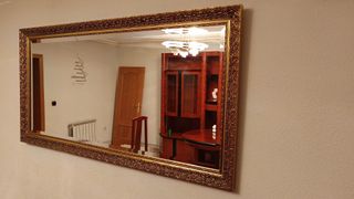 Espejo de salón dorado con marco de madera