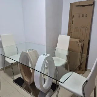 Mesa de comedor con 3 sillas. De cristal .