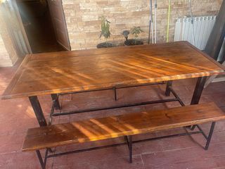Mesa de madera y metal para exterior