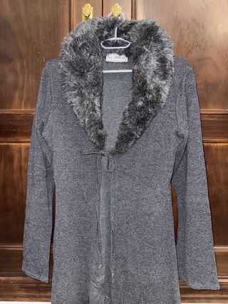 Rebeca elegante con cuello de pelo