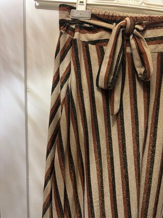 Falda midi a rayas