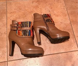 Botines marrones con detalles multicolor