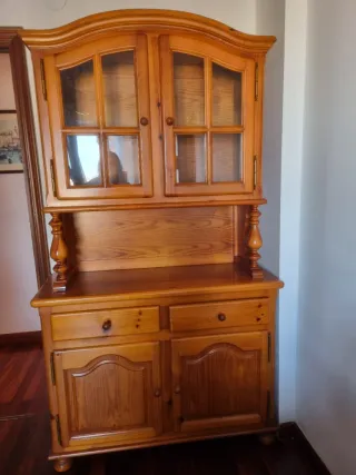 Mueble de madera con vitrina