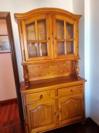 Mueble de madera con vitrina