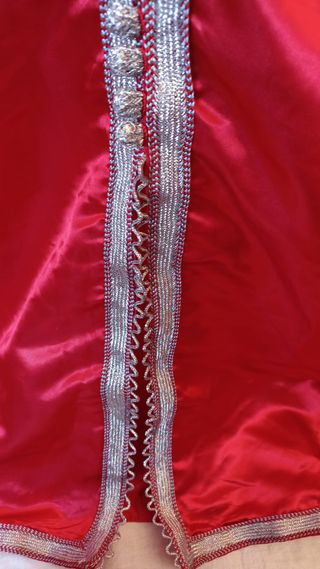 Túnica árabe roja con detalles plateados