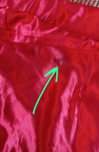 Túnica árabe roja con detalles plateados