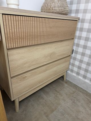Cajonera de madera con diseño acanalado,