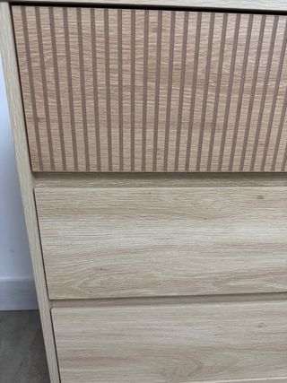 Cajonera de madera con diseño acanalado,