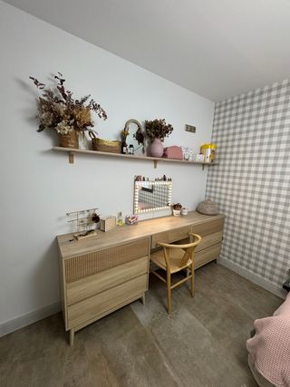 Cajonera de madera con diseño acanalado,