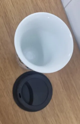 Taza cerámica con tapa de silicona