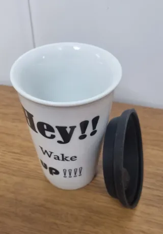 Taza cerámica con tapa de silicona