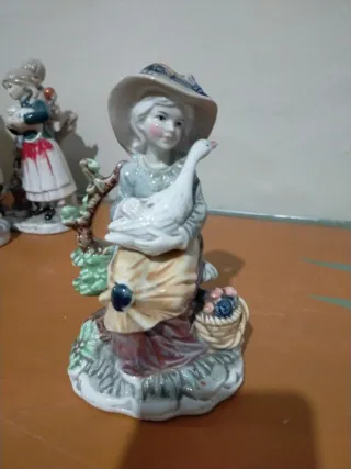 Figura de porcelana niña con ganso