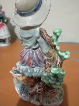 Figura de porcelana niña con ganso