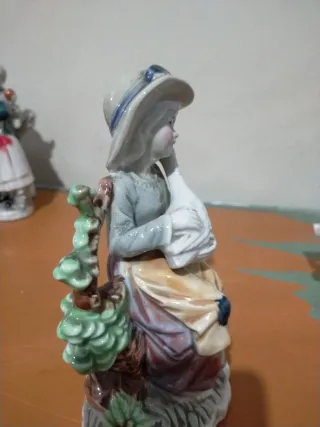 Figura de porcelana niña con ganso