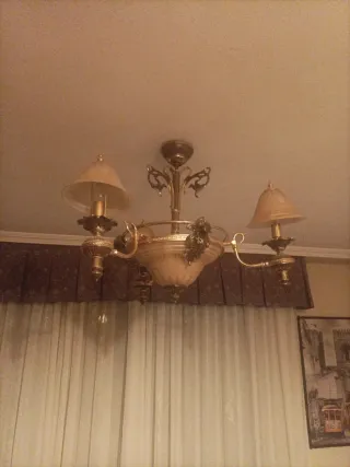 Lámparas de salón doradas y de cristal