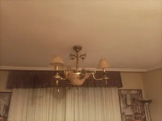 Lámparas de salón doradas y de cristal