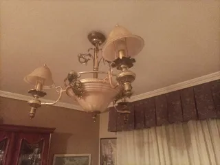 Lámparas de salón doradas y de cristal