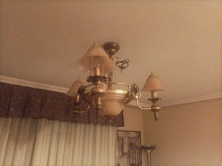 Lámparas de salón doradas y de cristal