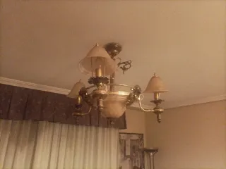 Lámparas de salón doradas y de cristal