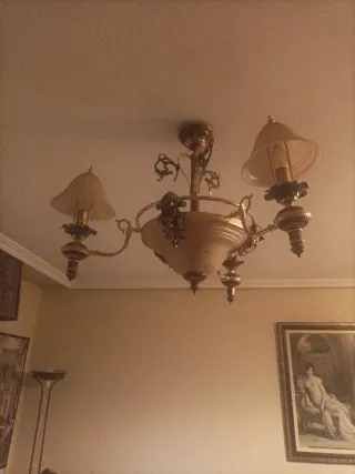 Lámparas de salón doradas y de cristal