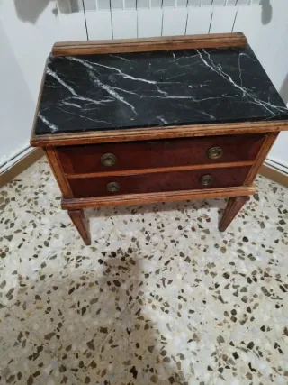 Mesitas de noche de mármol y madera