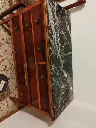 Mesitas de noche de mármol y madera