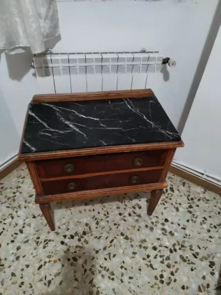 Mesitas de noche de mármol y madera