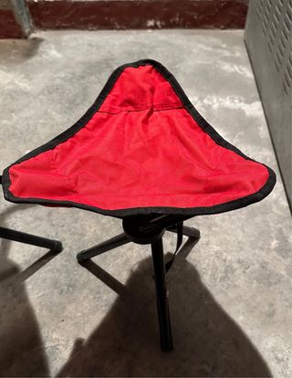 Sillas plegables rojas y negras