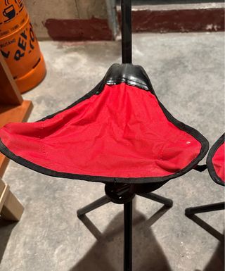 Sillas plegables rojas y negras