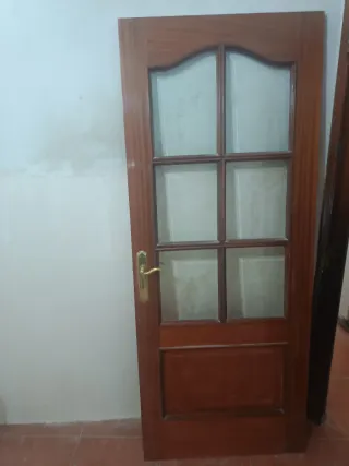 Puerta de madera con cristal