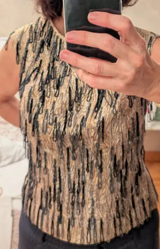 Top dorado con detalles negros