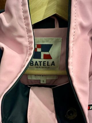 Cazadora marca Batela con capucha