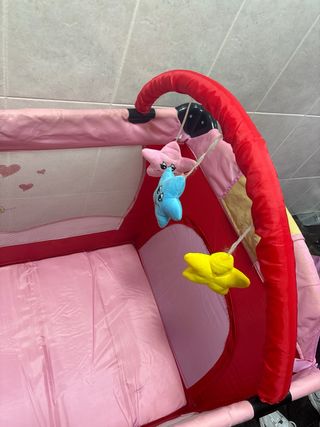 Cuna de viaje rosa y roja
