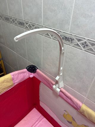 Cuna de viaje rosa y roja