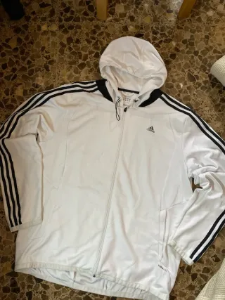 Chaqueta deportiva Adidas con capucha
