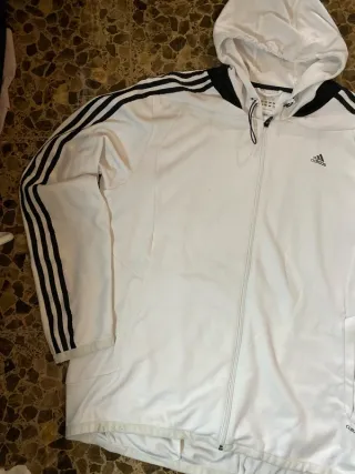 Chaqueta deportiva Adidas con capucha
