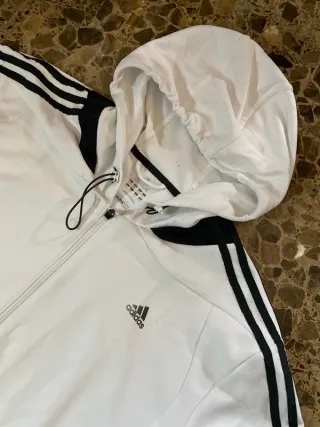 Chaqueta deportiva Adidas con capucha