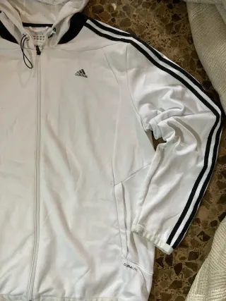 Chaqueta deportiva Adidas con capucha