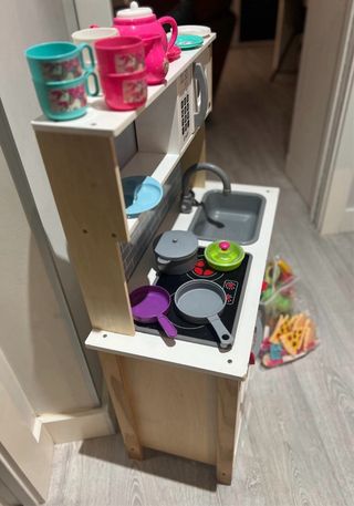 Cocinita de juguete con accesorios