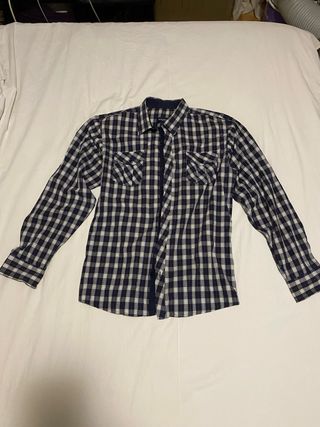 Camisa de cuadros azul y blanco