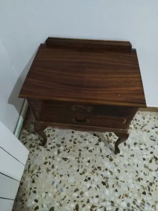 Mesita de noche de madera