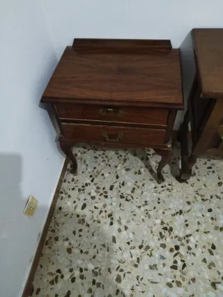 Mesita de noche de madera