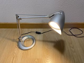 Lámpara de mesa plateada