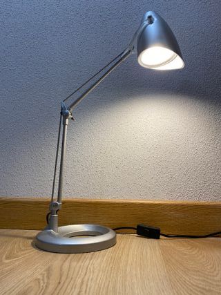 Lámpara de mesa plateada